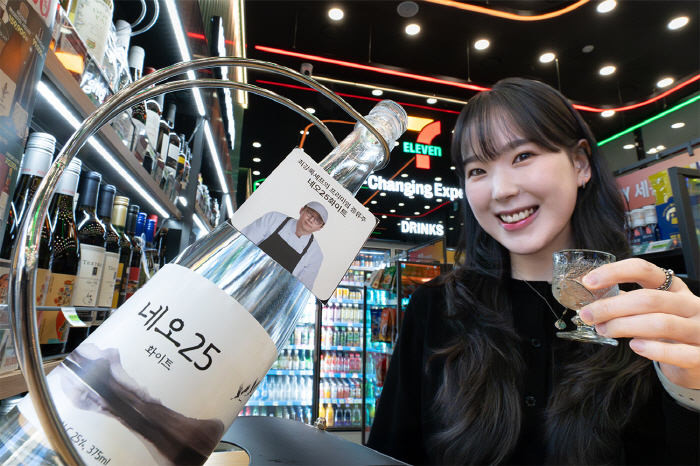 최강록 셰프와 만든 소주 맛 어떨까?…세븐일레븐, 프리미엄 증류식 소주 '최강록 네오25화이트' 선보여