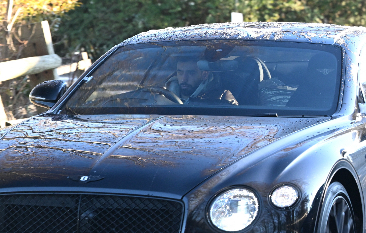 "지금 웃음이 나와" 아모림 '미소 산책' 충격 포착! 235억 위약금 …