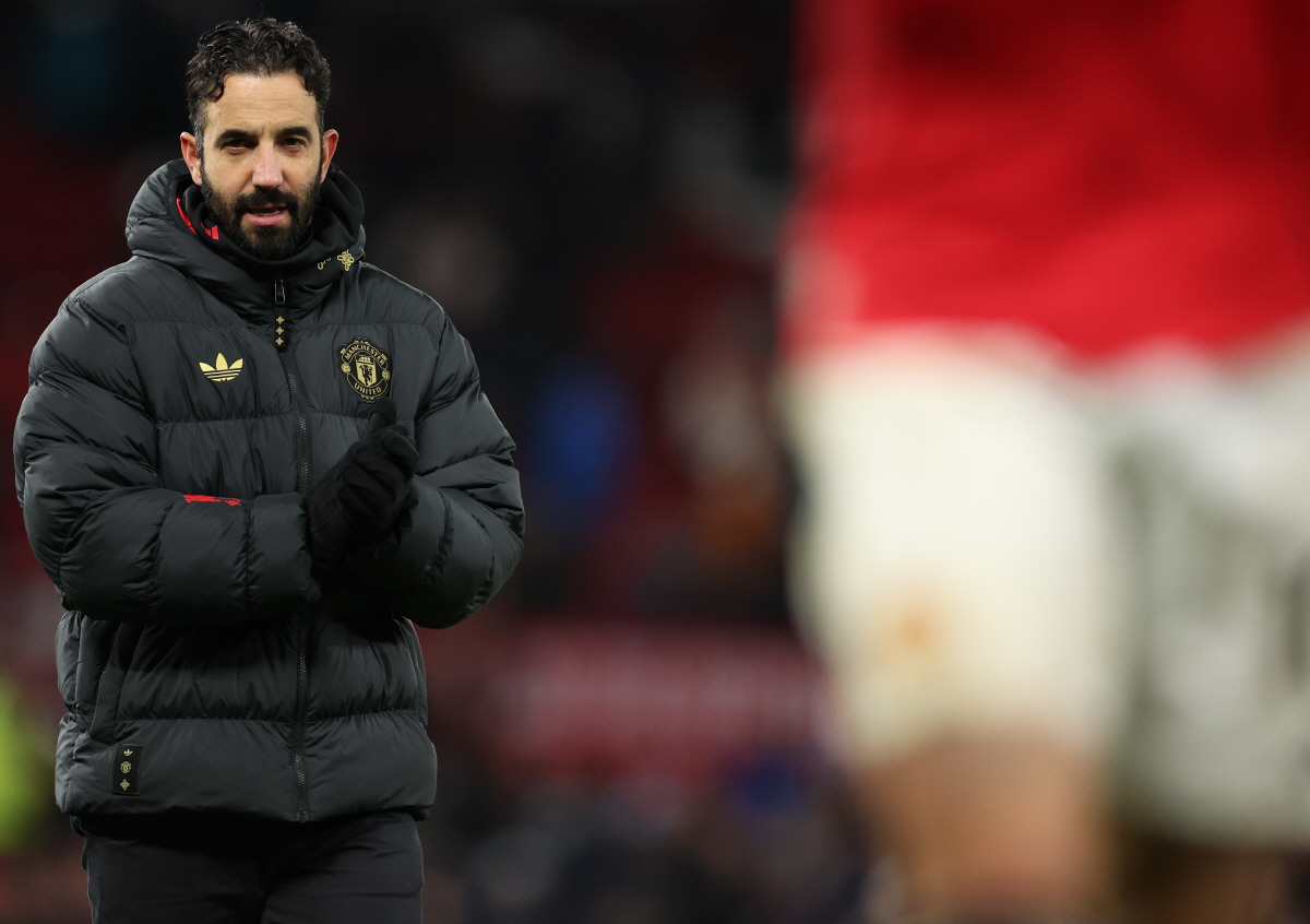 "지금 웃음이 나와" 아모림 '미소 산책' 충격 포착! 235억 위약금 …