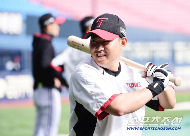 차단장이 울었던 그 은퇴식 후 7년. 로켓맨이 돌아왔다. 이동현 LG 잔…