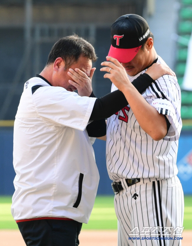 차단장이 울었던 그 은퇴식 후 7년. 로켓맨이 돌아왔다. 이동현 LG 잔…