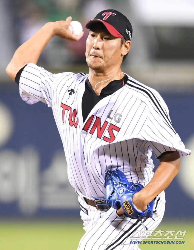 차단장이 울었던 그 은퇴식 후 7년. 로켓맨이 돌아왔다. 이동현 LG 잔…