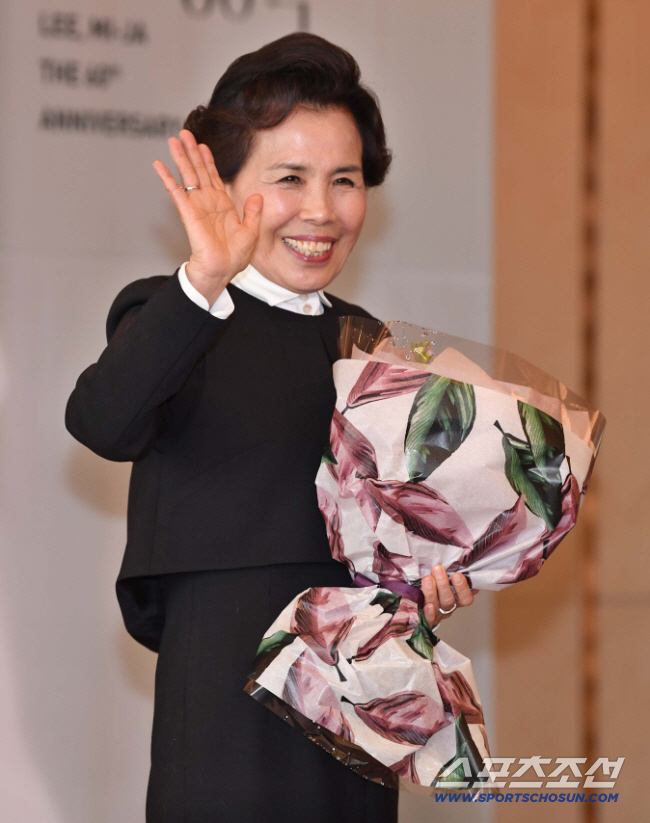 가요계 거목들, 마이크 내려놓다…'이미자·나훈아·임재범' 레전드들의 퇴장…