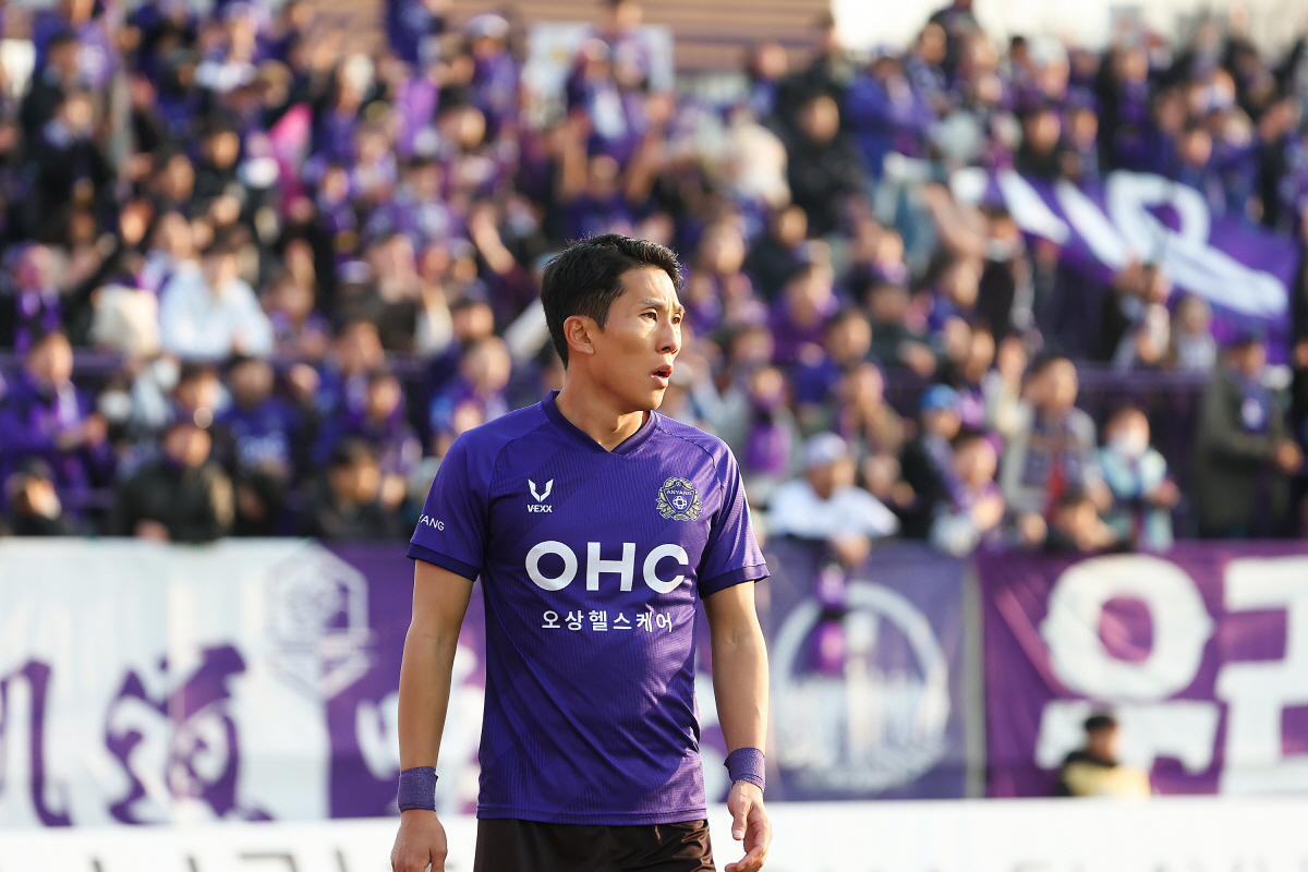 [오피셜]'K리그2 대기록 주인공→다재다능 베테랑' FC안양, 미드필더 …
