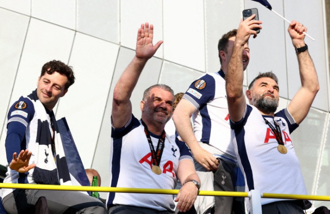 [오피셜]"흥민아, 나 잘렸어" 첫 정식 감독 도전, '1살 위 친구' …