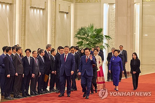 (베이징=연합뉴스) 한상균 기자 = 이재명 대통령과 시진핑 중국 국가주석이 5일 베이징 인민대회당에서 열린 이 대통령 공식환영식 후 정상회담을 위해 이동하고 있다. 2026.1.5 [공동취재 제공. 재판매 및 DB 금지] xyz@yna.co.kr
