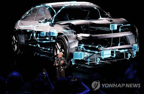 [CES 2026] 젠슨황 "알파마요, 테슬라와 생태계 달라…곧 무개입 자율주행"