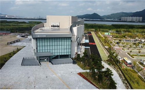 '선거 영향' 낙동아트센터 개관기념 무료공연 돌연 유료로 전환