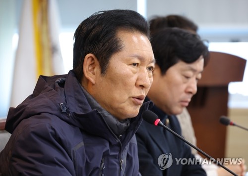 與, 국힘 장동혁 '계엄사과'에 "진심인가…실천 여부 지켜볼 것"