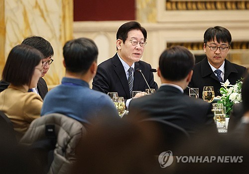 李대통령 "한중관계, 감정에 좌우되지 않게 관리…많은 진전"