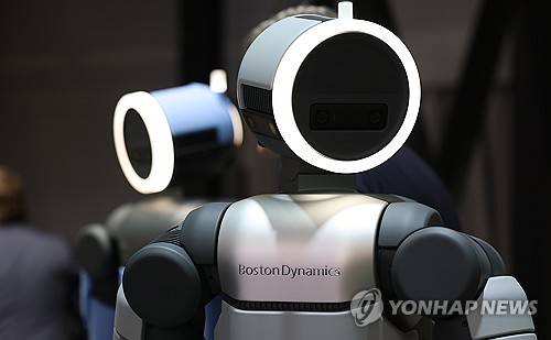 [CES 2026] 현대차 부스에 차는 단 2대…올해 주인공은 '로봇'