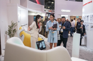 '탑건 출연' 줄리아 루페티, CES 세라젬 전시관 찾아