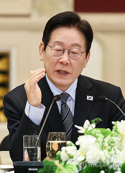 (상하이=연합뉴스) 한상균 기자 = 중국을 국빈방문 중인 이재명 대통령이 7일 상하이의 한 호텔에서 열린 순방 기자단 오찬 간담회에서 발언하고 있다. 2026.1.7 xyz@yna.co.kr