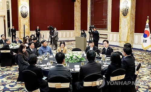 (상하이=연합뉴스) 한상균 기자 = 이재명 대통령이 7일 중국 상하이의 한 호텔에서 열린 순방 기자단 오찬 간담회에서 발언하고 있다. 2026.1.7 xyz@yna.co.kr