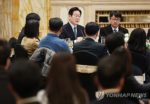 (상하이=연합뉴스) 한상균 기자 = 중국을 국빈방문 중인 이재명 대통령이 7일 상하이의 한 호텔에서 열린 순방 기자단 오찬 간담회에서 발언하고 있다. 2026.1.7 xyz@yna.co.kr