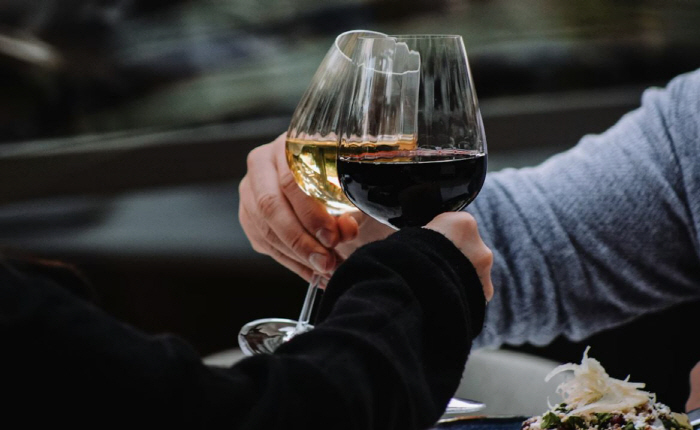 식당 홍보 영상에 찍혀 불륜 들통난 남성 소송 제기…"이혼 위기"