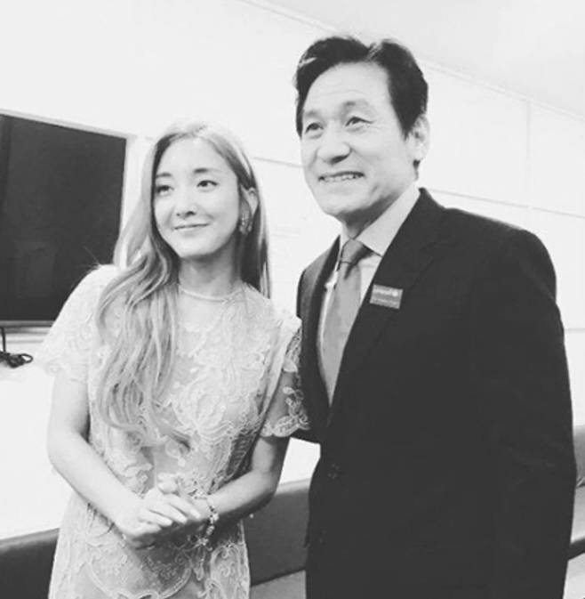 [종합] "故안성기 선배 잊지 않겠다"…'눈물' 황신혜→'하트 대신 침묵…