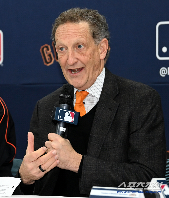 SF 오너의 이정후 '찐 사랑'..."유니폼 판매 1위, 이정후 섹션까지 너무 고마워" [이천 현장]