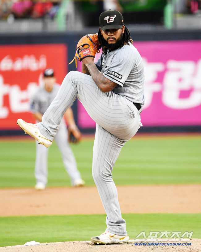 암흑기 독수리 희망→부상 방출→ERA 1점대 '행복야구', 과연 내년에도…