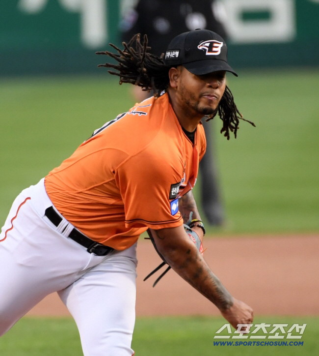 암흑기 독수리 희망→부상 방출→ERA 1점대 '행복야구', 과연 내년에도…