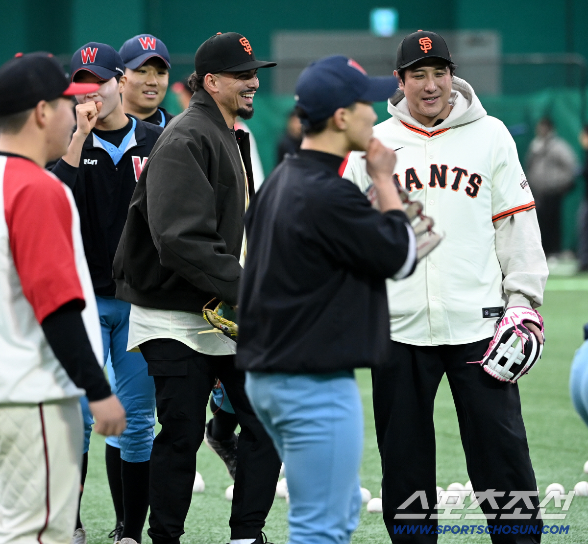 2635억 몸값의 스윙이 눈앞에서...이정후-아다메스가 떴다, 횡재한 고…