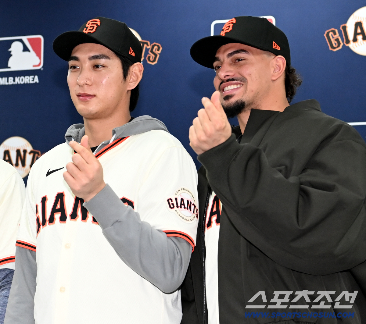 모교 후배들 만난 이정후, 전설의 휘문고 선배가 눈 앞에[이천 현장]