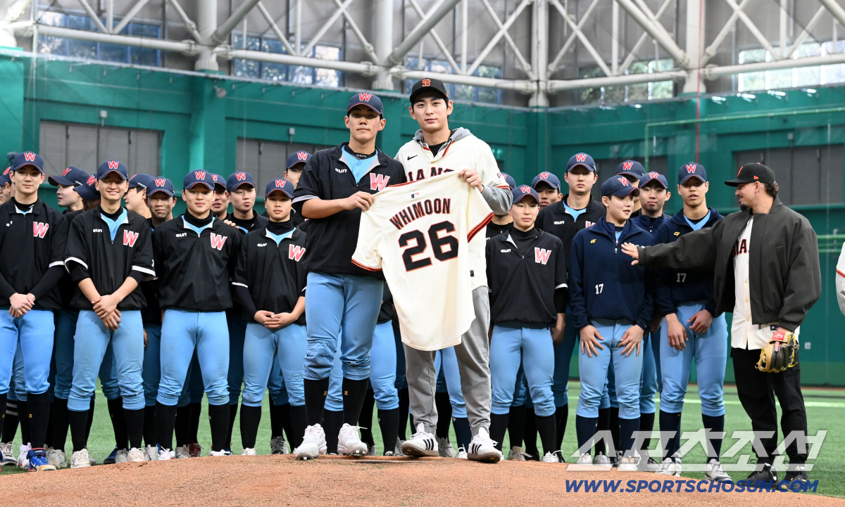 모교 후배들 만난 이정후, 전설의 휘문고 선배가 눈 앞에[이천 현장]