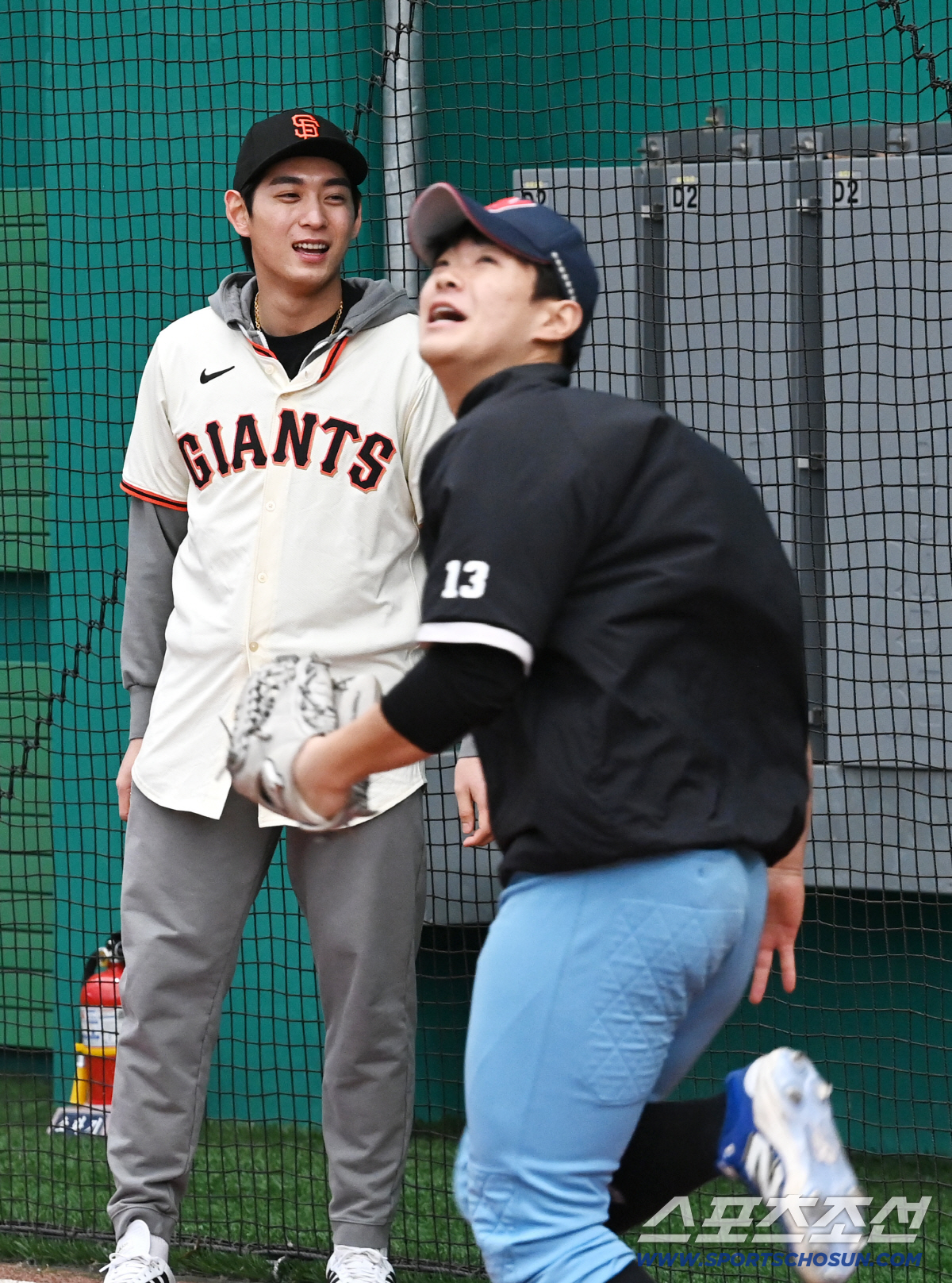 모교 후배들 만난 이정후, 전설의 휘문고 선배가 눈 앞에[이천 현장]