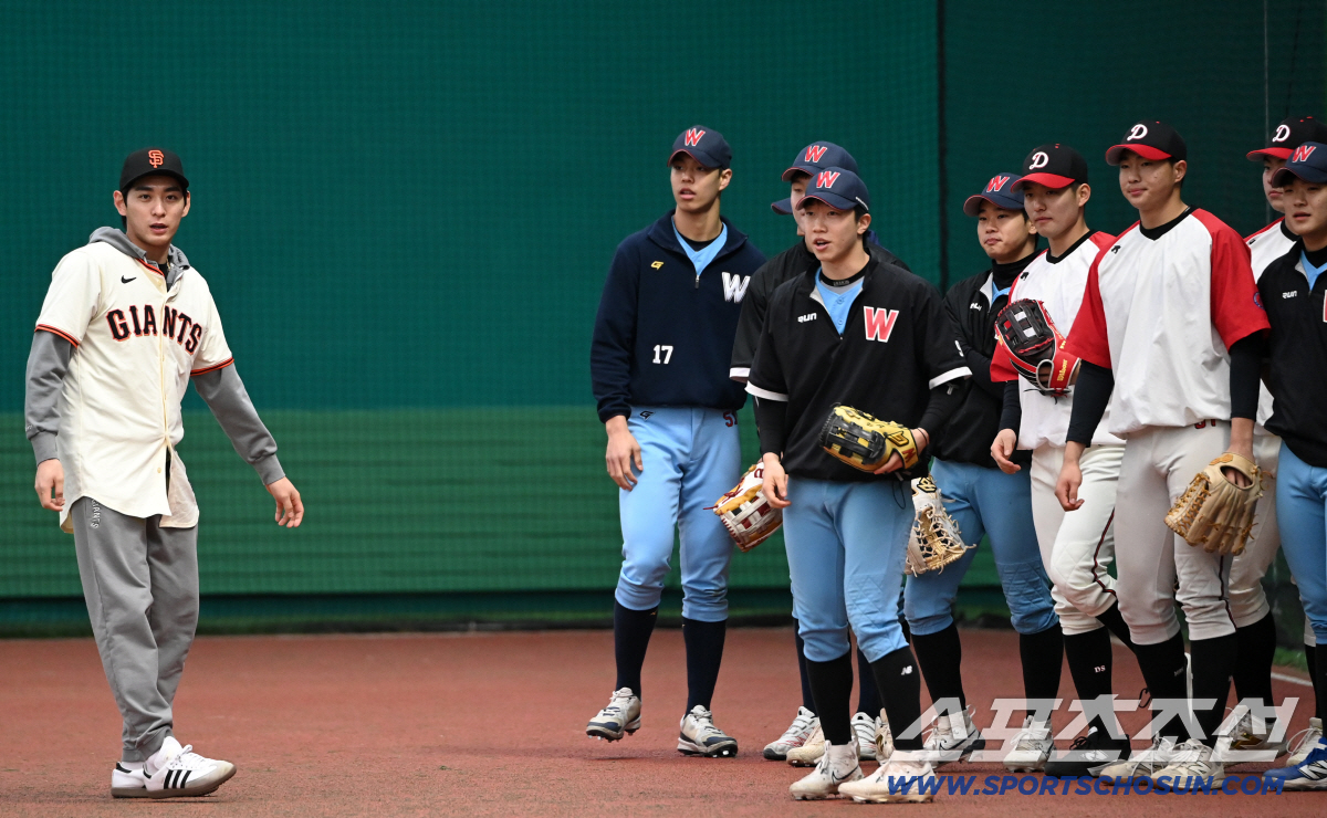 모교 후배들 만난 이정후, 전설의 휘문고 선배가 눈 앞에[이천 현장]