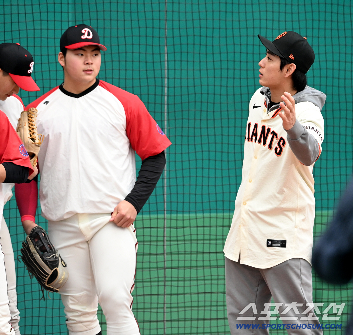 모교 후배들 만난 이정후, 전설의 휘문고 선배가 눈 앞에[이천 현장]