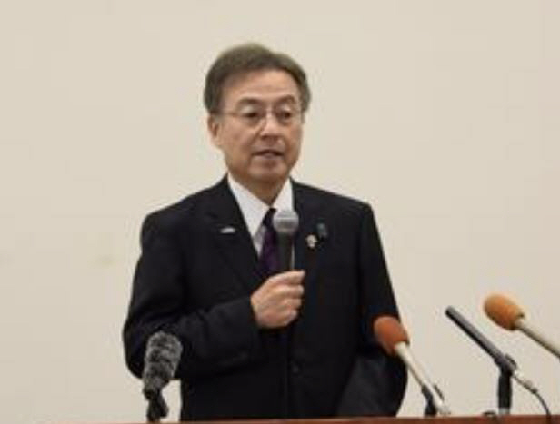 성추행 사임 지사 "몸이 뜨거워" 음란 문자 1천건 전송…치마 안에 손 넣기도