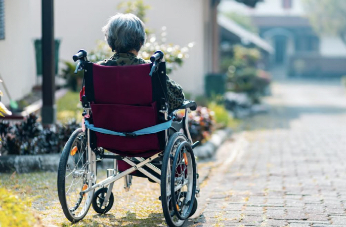 고령 암 환자 '숨은 위험' 주의…음식물 질식·삼킴 장애, 생명 위협