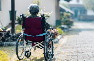 고령 암 환자 '숨은 위험' 주의…음식물 질식·삼킴 장애, 생명 위협