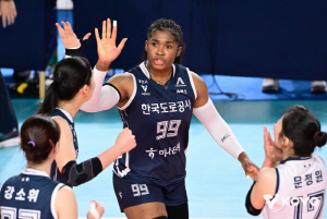 1위 절대 못 내주지! 모마 제대로 터졌다…도로공사, 현대건설 잡고 선두 수성 [김천 리뷰]