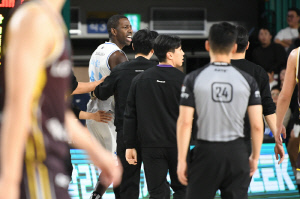 박스와 문 걷어찬 나이트→웜업 자전거 던져버린 니콜슨. NBA 리거의 품위는 없었다