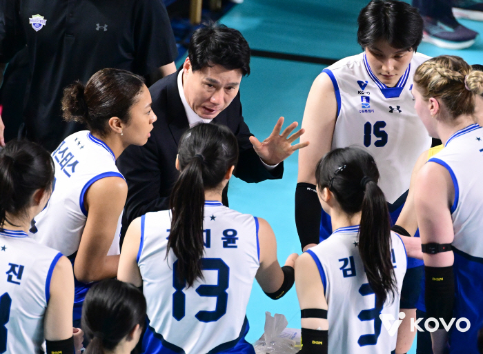 "진 것도 진 것이지만…" 충격의 셧아웃 패배, 선두 싸움 또 밀려났다→결국 코트 미팅 소집까지