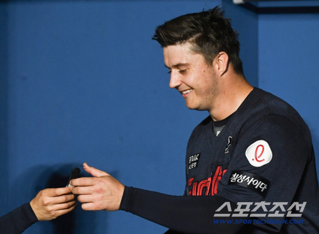 "한국? 거길 가야 돼?" 롯데가 버린 10승 외국인, 결국 KBO 덕분…