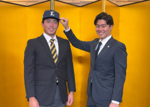 기숙사 앞 사인 받던 야구 소년→164㎞ 광속구 유망주! 세이부 입단 대졸 신인 '성덕 스토리'