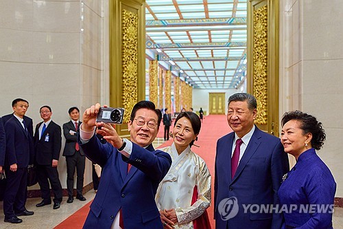 李대통령이 習한테서 받은 선물은…전기자전거·도자기·곶감