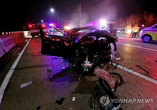 경찰관·견인차 기사 숨지게 한 30대…"크루즈 켠 채 졸음운전"