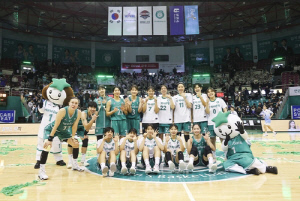 여자농구 하나은행 선두 독주, 후반기에도 이어질까