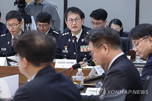 (세종=연합뉴스) 김주성 기자 = 김승룡 소방청장 직무대행이 8일 정부세종청사에서 열린 행정안전부 산하기관 업무보고에서 윤호중 장관에게 보고하고 있다. 2026.1.8 utzza@yna.co.kr