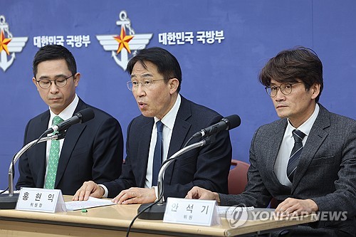 (서울=연합뉴스) 박동주 기자 = '민관군 합동 특별자문위원회 방첩·보안 재설계 분과위원회'의 홍현익 분과위원장이 8일 서울 용산구 국방부 브리핑룸에서 방첩사 해체 방안 관련 발표를 하고 있다. 2026.1.8 pdj6635@yna.co.kr