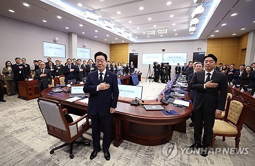 (서울=연합뉴스) 김도훈 기자 = 이재명 대통령이 8일 청와대에서 열린 수석보좌관회의에서 국기에 경례하고 있다. 2026.1.8 superdoo82@yna.co.kr