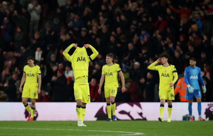 "프랭크 감독 즉각경질하라" '라이벌' 아스널컵 든 충격적 사진 포착+본머스전 극장골로 2-3 역전패, 토트넘팬 '분노 또 분노'