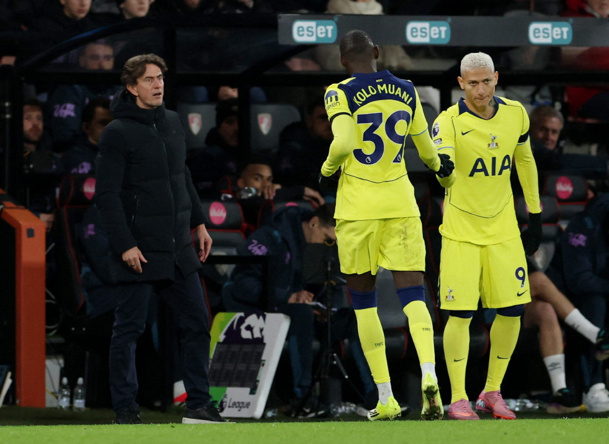 "프랭크 감독 즉각경질하라" '라이벌' 아스널컵 든 충격적 사진 포착+본…