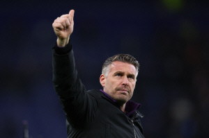 '건강했지만 아쉬운 헤더' 황희찬 '선발 95분 골 침묵' 울버햄튼, 퇴장 2명 에버턴과 1-1 무