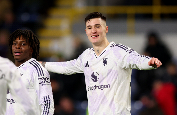 아모림 경질 효과는 없었다! '세슈코 멀티골+두차례 골대 불운' 맨유, 번리와 2-2 무승부 '3경기 무승+5위'