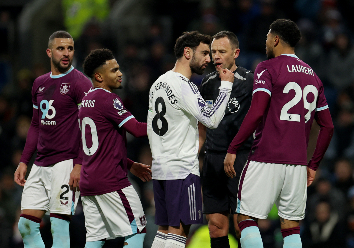 아모림 경질 효과는 없었다! '세슈코 멀티골+두차례 골대 불운' 맨유, …
