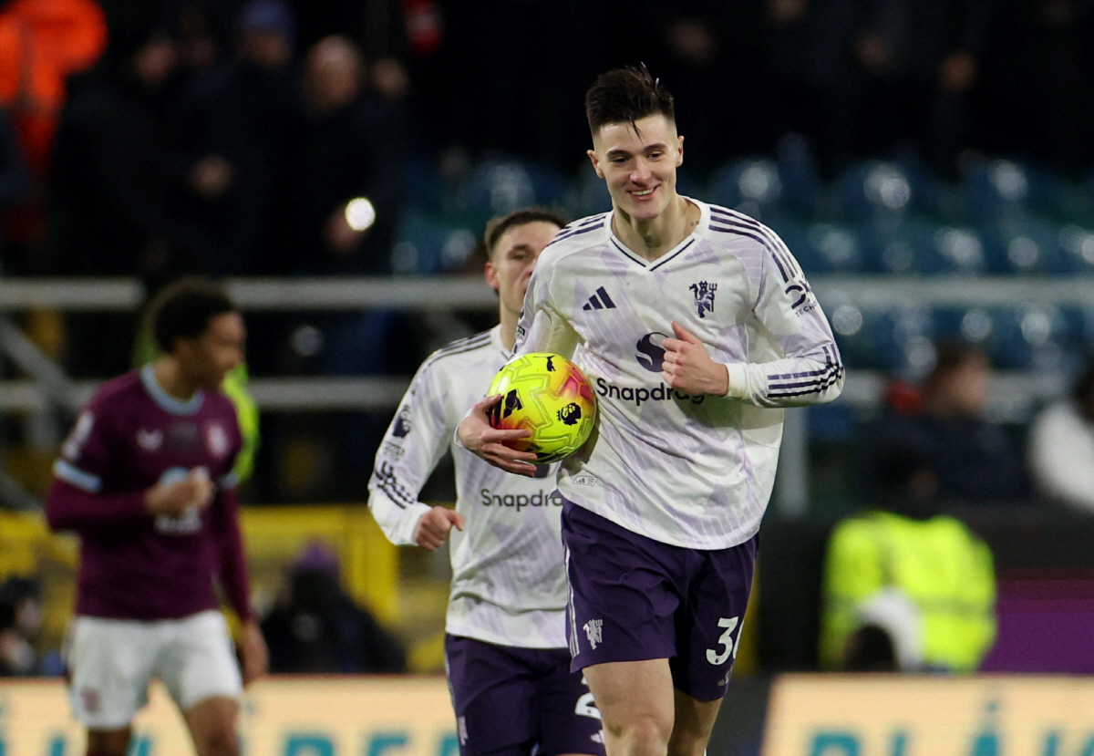 아모림 경질 효과는 없었다! '세슈코 멀티골+두차례 골대 불운' 맨유, …